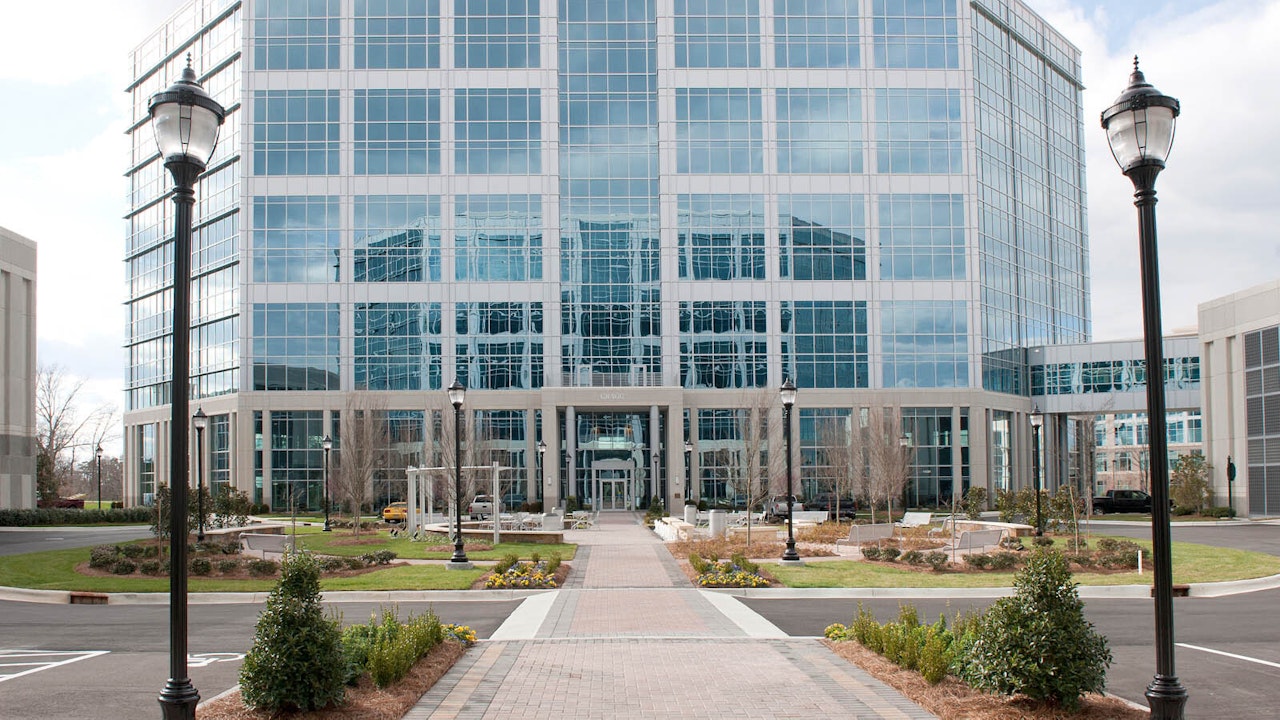 Exterior and courtyard of Gragg Building on Ballantyne Campus3